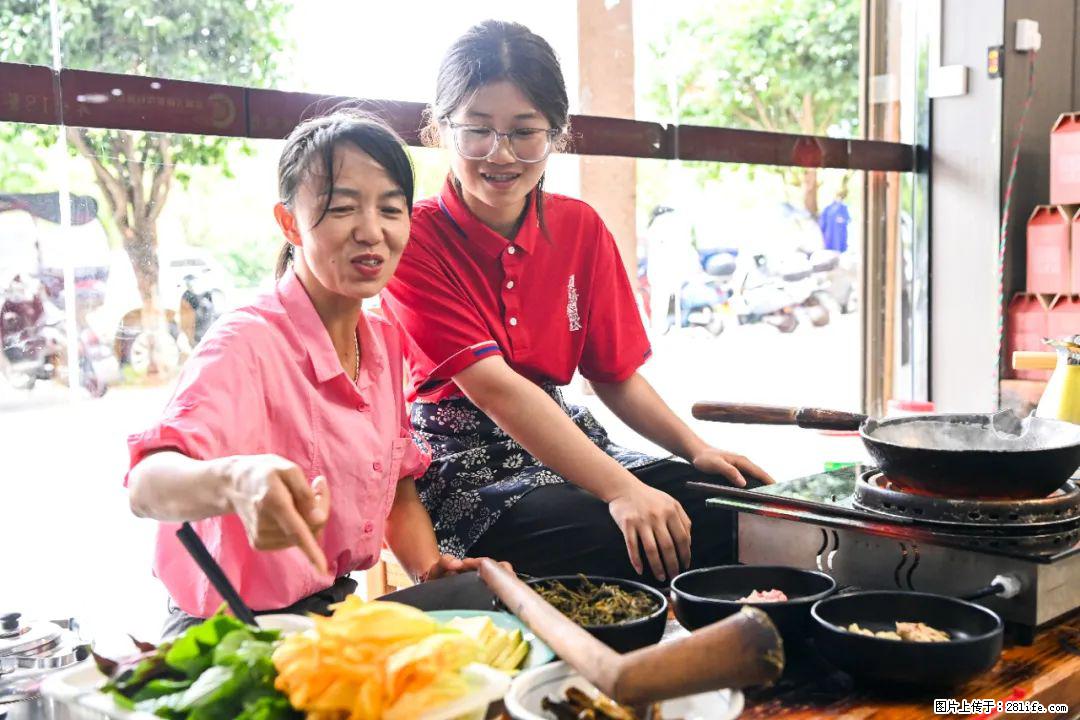 全网追的“扁担女孩”,找了一份暑假工,时薪12元 - 呼和浩特生活资讯 - 呼和浩特28生活网 hu.28life.com
