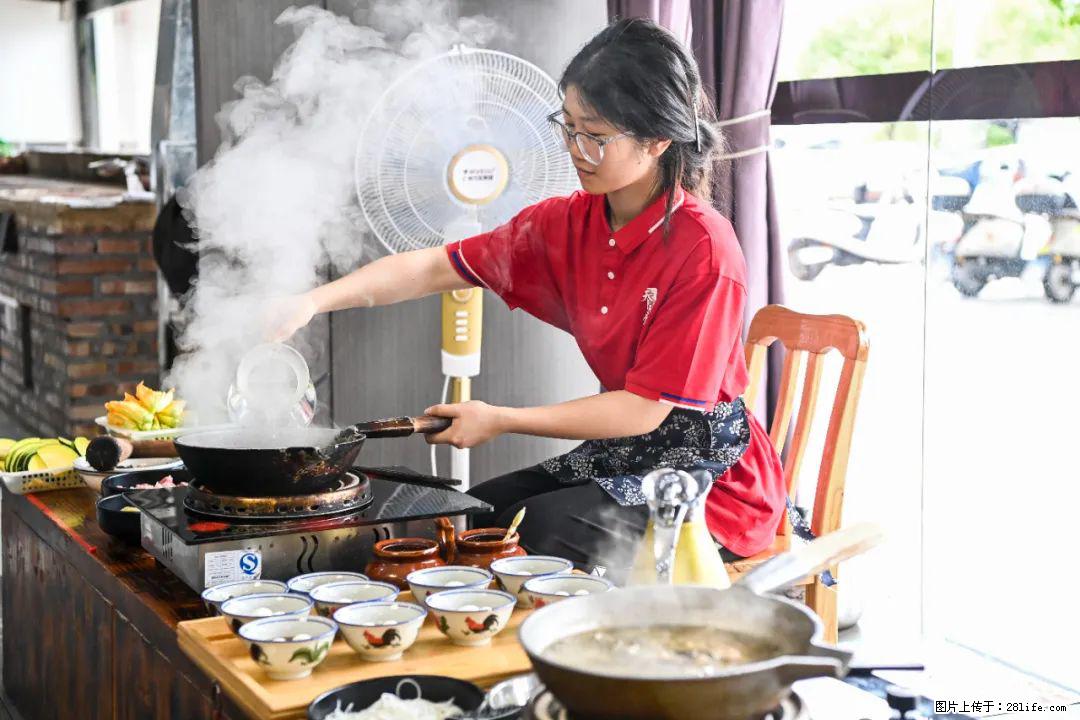 全网追的“扁担女孩”,找了一份暑假工,时薪12元 - 呼和浩特生活资讯 - 呼和浩特28生活网 hu.28life.com